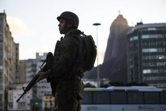 Um mês de repressão violenta das tropas do exército não diminui violência no Rio