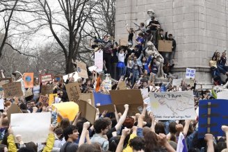 Centenas de milhares de jovens tomaram as ruas de Nova York contra a crise climática