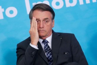 Após primeira morte, Bolsonaro ensaia mudar discurso sobre coronavírus depois de passar dias chamando de histeria 