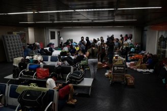 Abandonados pela embaixada e vítimas da ganância das empresas, 180 colombianos vivem no aeroporto de Guarulhos