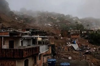 Um mês da tragédia em Petrópolis e centenas de desabrigados sofrem com descaso do estado