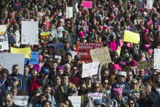  Milhares protestam contra Trump na Segunda Marcha Anual das Mulheres