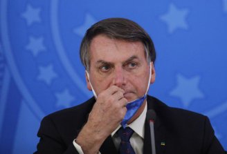 Bolsonaro proíbe greves por decreto, mas ele mesmo desrespeita a quarentena