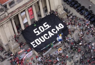 Ao invés de contratar 923 professores aprovados, estado do Rio prepara demissões
