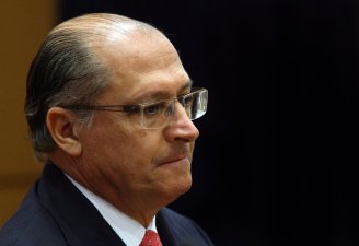 Alckmin, que promove demissão em massa de professores, vegeta nas pesquisas eleitorais