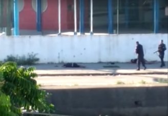 Polícia assassina dois homens caídos no chão, no RJ