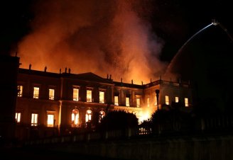 ABSURDO: Mídia golpista usa incêndio no Museu Nacional para justificar ataques aos trabalhadores
