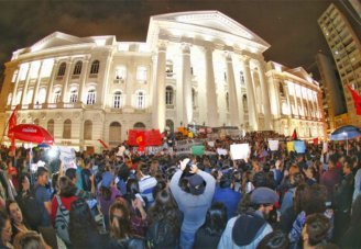 Em Curitiba, mais de 5 mil alunos da UFPR se mobilizam contra cortes do governo Bolsonaro