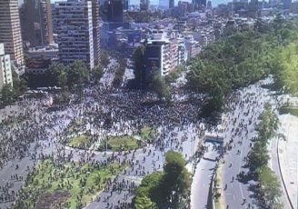 Multidão lota Praça Itália exigindo o fim do estado de exceção no Chile