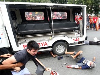 Viatura da polícia atropela manifestantes em protesto contra os EUA nas Filipinas