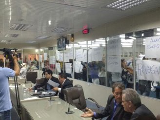 Funcionários públicos na Paraíba exigem que os vereadores revoguem seus aumentos salariais
