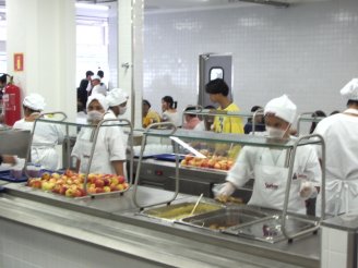 Trabalhadores terceirizados passam fome e são proibidos de comer no bandejão da USP