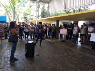 Centenas de pessoas no ato contra a segregação ao terceirizados no bandejão da USP