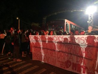 O dia começa com repressão da PM em garagens de ônibus em Porto Alegre