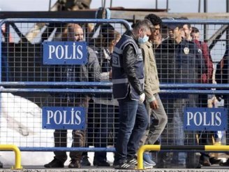 Grécia começa a expulsar centenas de refugiados para Turquia