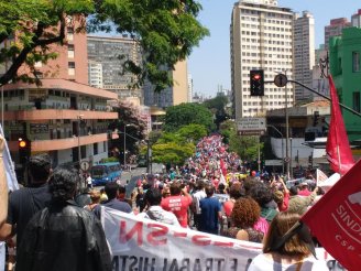 Mais de 10 mil nas ruas de BH em dia de paralisação da educação e de manifestação das centrais sindicais