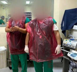 Médicos são obrigados a usar saco plástico no lugar de equipamento de proteção por precarização