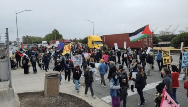 Trabalhadores e ativistas bloqueiam o desembarque de navios israelenses em Oakland, EUA