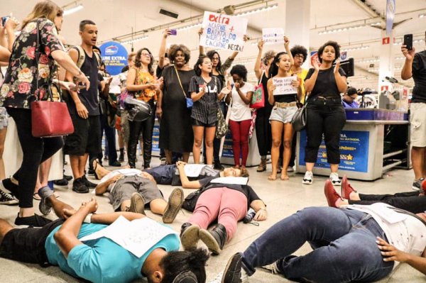 Manifestantes se reúnem em BH em repúdio ao assassinato de jovem negro no Extra