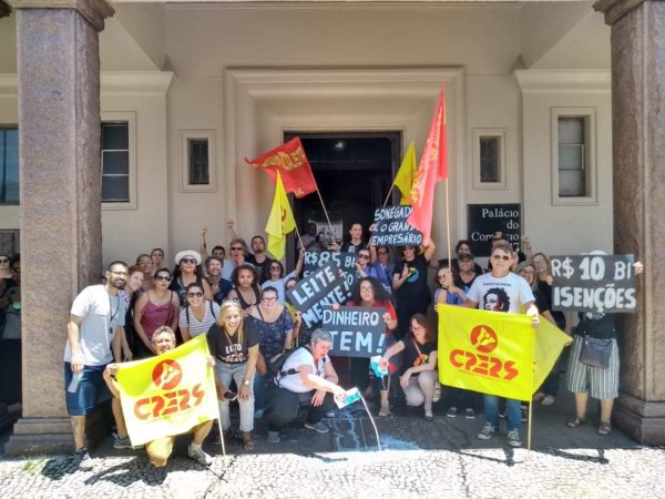 Professores em greve protestam em encontro de Leite com empresários