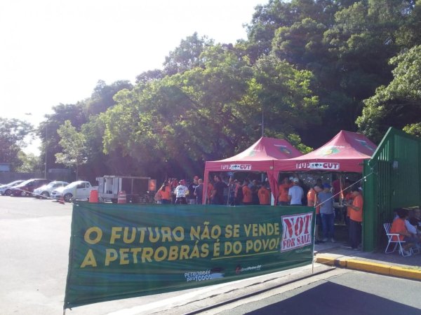 Petroleiros em greve distribuem gás de cozinha e gasolina a preços reduzidos