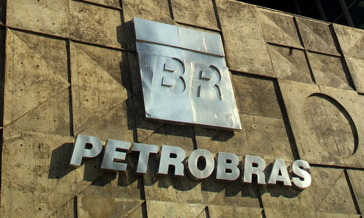 Com redução nos preços, Petrobrás ainda serve para enriquecer acionistas