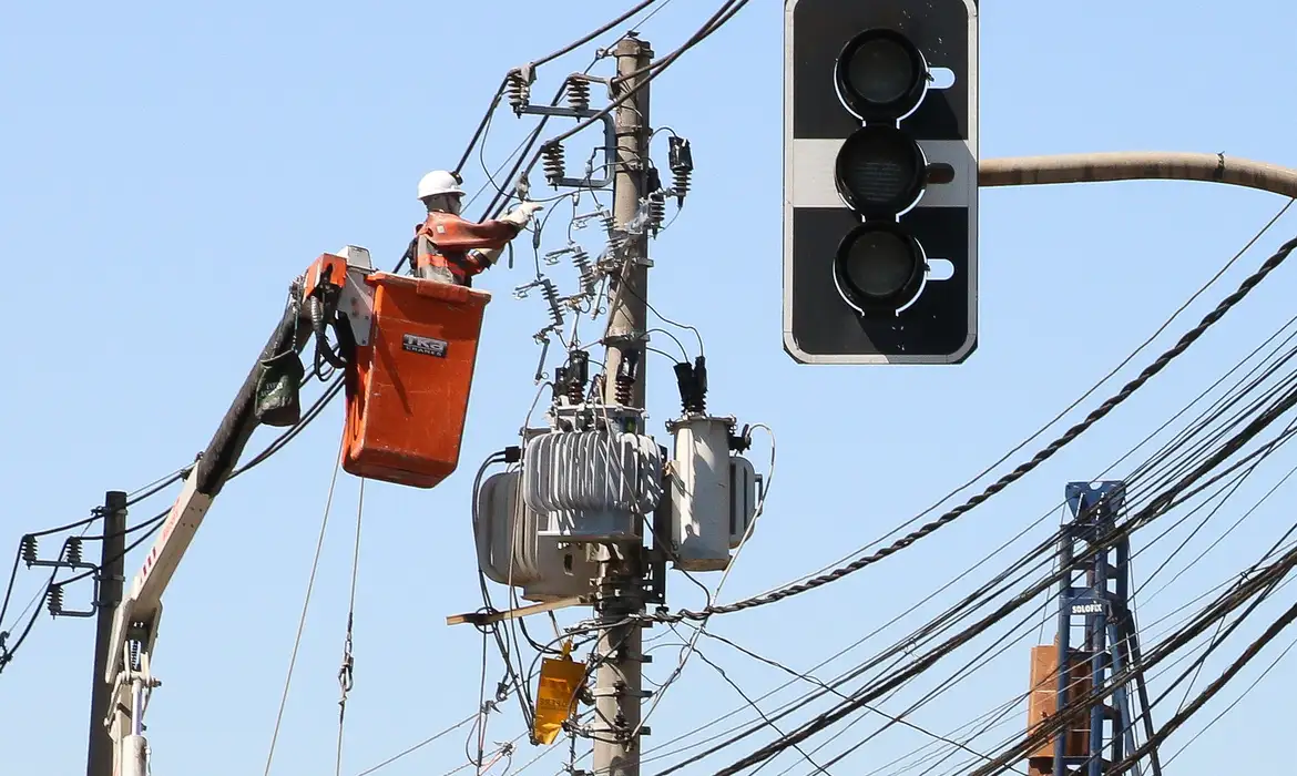 Com a privatização da energia elétrica, diversas regiões de Porto Alegre ficarão sem luz nos próximos dias