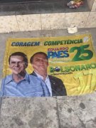 Eduardo Paes faz campanha com material com nome e foto de Bolsonaro