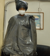 Sem EPI's e tratamento adequado, mulher negra é obrigada a usar saco de lixo em clínica 