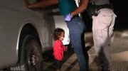Guardas nos EUA debocham de crianças enjauladas que choram