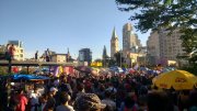 Alguns milhares junto a artistas se reúnem no Largo da Batata, SP, pelas Diretas Já