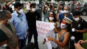 Enfermeira indígena atende voluntariamente 700 famílias e denuncia o genocídio de Bolsonaro