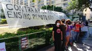 Estudantes fazem manifestação contra aprovação do ensino remoto excludente na UFF