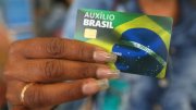 Bolsonaro faz campanha eleitoral em cartão do Auxílio Brasil