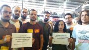 Professores em greve no Rio de Janeiro tiram fotos em solidariedade aos professores de Oaxaca/México