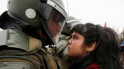 A imagem da juventude sem medo, encarando a polícia pinochetista no Chile