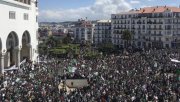 Os argelinos pedem a queda de todo o regime em sua décima sexta-feira de protestos