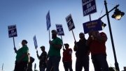 Trabalhadores da John Deere votam pela continuação da greve
