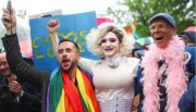 Com voto contrário de Merkel, Alemanha aprova matrimônio entre pessoas do mesmo sexo