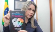Deputada evangélica distribui dez mil livros LGBTfóbicos para espalhar sua intolerância