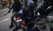 Nova manifestação em Hong Kong é reprimida e deixa jovem baleado em meio às comemorações chinesas