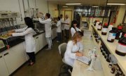 Laboratórios da UFMG podem ajudar a fazer testes de Covid-19. Que o Estado forneça todo recurso necessário para que haja testagem massiva da população!