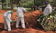 Coveiros de SP denunciam falta de proteção, com 30 enterros por dia de suspeitos de contágio