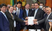 Depois de retirar direitos dos ecetistas, Bolsonaro entrega PL para privatizar Correios 