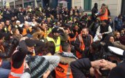 FRANÇA – Ato 4: Ferroviários se ajoelham em apoio a estudantes secundaristas de Mantes-la- Jolie