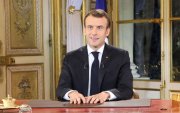 Encurralado pelos coletes amarelos, Macron anuncia aumento do salário mínimo