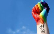 Luta LGBT: exploração pelo capitalismo e homofobia nas escolas