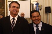 General Mourão, defensor da intervenção militar, oficializa candidatura como vice de Bolsonaro