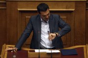 Parlamento grego vota o "resgate", deixando Tsipras debilitado