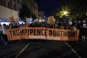 Centenas protestam em frente à Casa Branca durante discurso de campanha de Trump